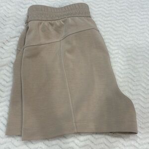 Lululemon Softstreme High-Rise Short 4"  / 10